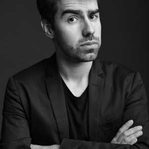 Je m'appelle Bertrand Mora, je suis magicien à Bordeaux depuis l'âge de 12 ans et suis professionnel depuis 10 ans environ avec plus de 25 ans de pratique au service de mes clients. Passionné par le théâtre, j'ai une formation de comédien au Cours Florent et au cours Cochet-Delavène, formation que je mets au service de mes prestations. J'ai gagné en novembre 2023 un concours régional, et, en octobre 2024, j'ai été élu Champion de France de Magie (catégorie "close-up"). J'ai participé avec 160 autres magiciens aux Championnats du Monde de Magie à Turin en juillet 2025.