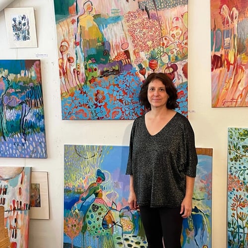 L'artiste peintre Christine Garuet dans sa Galerie en Ariège