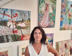 L'artiste peintre dans sa galerie en Ariège, à Saint-Lizier, près de Saint-Girons