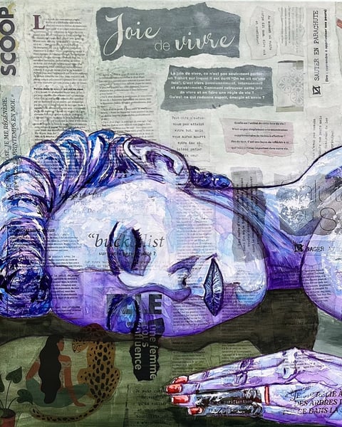 Souffle de douceur, Aimère 2026, Technique mixte, peinture acrylique et collages sur toile H 60 x L 80 cm. « Une invitation au lâcher-prise et à la reconnexion à soi, où la transparence de la couleur et les mots collés célèbrent la lenteur comme une douce alliée. »